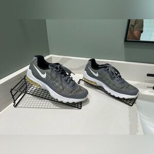 NIKE AIR MAX INVIGOR 917544-001 RUNNING SHOES GRAY & WHITE WOMAN’S SIZE 8